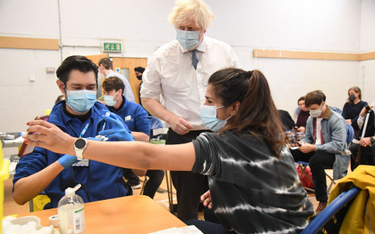 Boris Johnson w punkcie szczepień na COVID