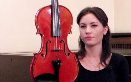 Celina Kotz, skrzypaczka i laureatka Nagrody Publiczności ostatniego Konkursu Wieniawskiego, przed n