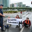 Policja usuwa członków organizacji Ostatnie Pokolenie protestujących na jezdni przy galerii handlowe