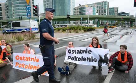 Policja usuwa członków organizacji Ostatnie Pokolenie protestujących na jezdni przy galerii handlowe