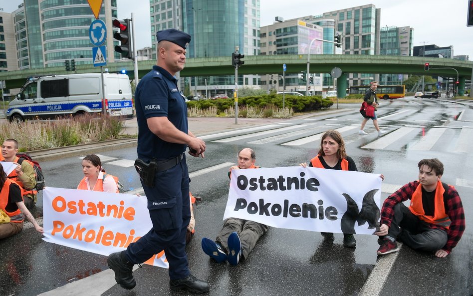 Policja usuwa członków organizacji Ostatnie Pokolenie protestujących na jezdni przy galerii handlowe