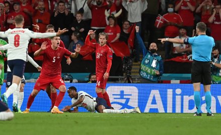 Holenderski sędzia Danny Makkelie wskazujący na rzut karny dla Anglików.