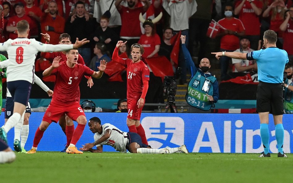 Holenderski sędzia Danny Makkelie wskazujący na rzut karny dla Anglików.