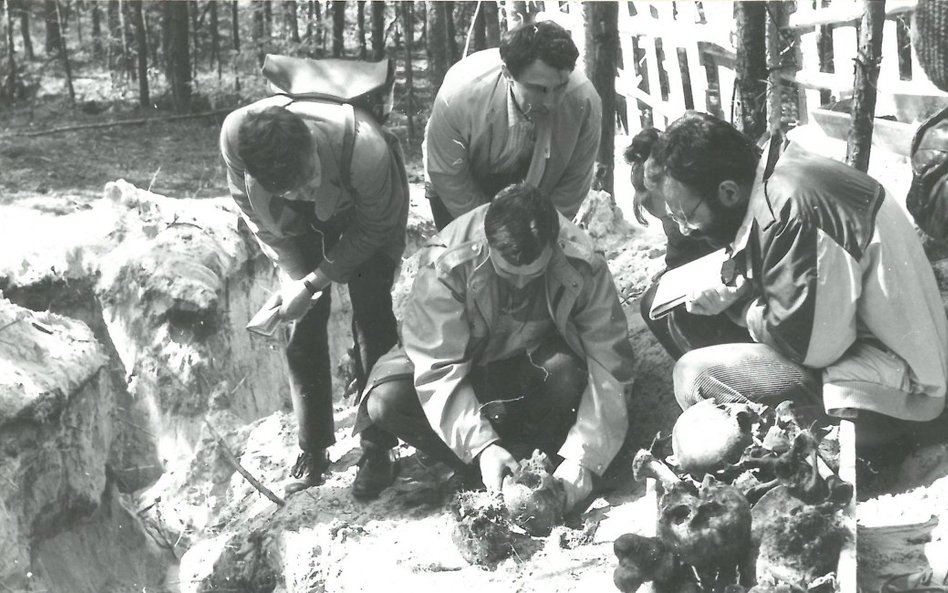 Na kilka tygodni przed wyborami 4 czerwca, na styku starej i nowej części otwockiego cmentarza, odkr