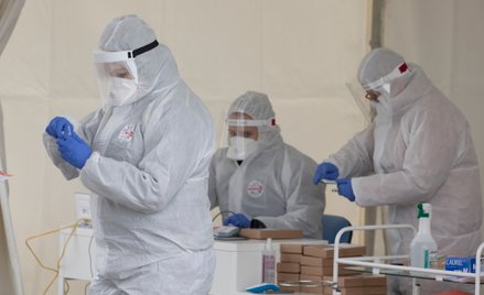 Pracownicy ochrony zdrowia w odzieży ochronnej