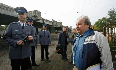 Andrzej Kowalewski (z prawej) podczas wywłaszczania fragmentu swojej działki w październiku 2008 r.