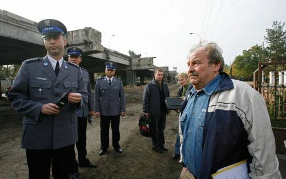 Andrzej Kowalewski (z prawej) podczas wywłaszczania fragmentu swojej działki w październiku 2008 r.