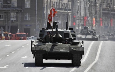 Nowy rosyjski czołg na majowej paradzie w Moskwie