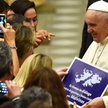 Papież Franciszek trzymający tablicę z napisem "Czas na dialog pomiędzy Argentyna a Wielką Brytanią 