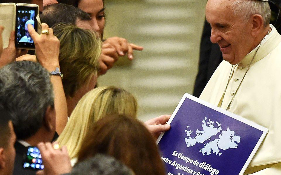 Papież Franciszek trzymający tablicę z napisem "Czas na dialog pomiędzy Argentyna a Wielką Brytanią 