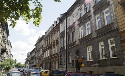 Jedynym warunkiem do skorzystania przez najemców z prawa pierwszeństwa przy wykupie mieszkania komun
