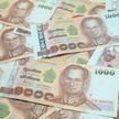 Baht płaci cenę za zamieszanie wokół Chin