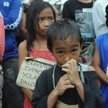 Filipińskie dzieci, które przeżyły atak tajfunu, czekają na lotnisku w Tacloban na samolot, którym o