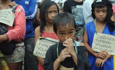 Filipińskie dzieci, które przeżyły atak tajfunu, czekają na lotnisku w Tacloban na samolot, którym o