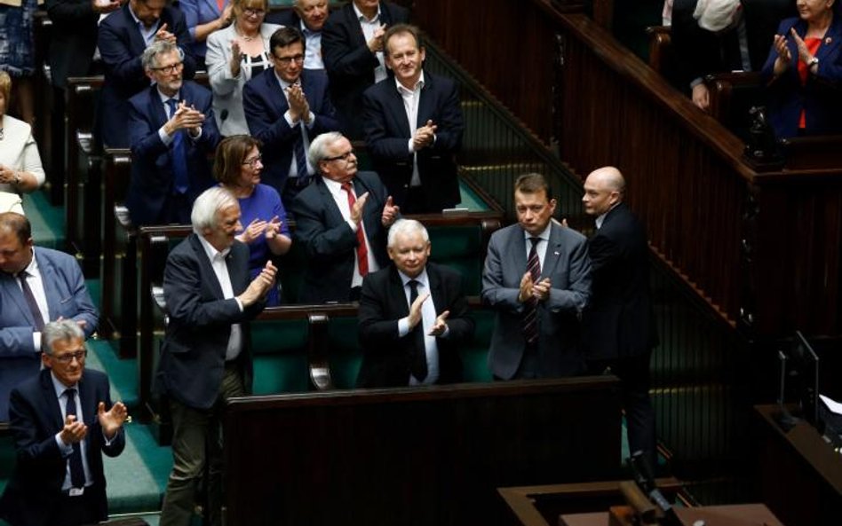 PiS wygrało kolejną bitwę, ale opozycja nie zamierza składać broni