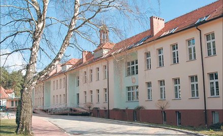 Borne Sulinowo. W budynkach dawnych koszar mieszczą się mieszkania, dom pomocy społecznej, sklepy, a