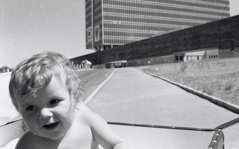 Centrum Zdrowia Dziecka w 1976 r., trzy lata po rozpoczęciu budowy. Pierwszego pacjenta na oddział s