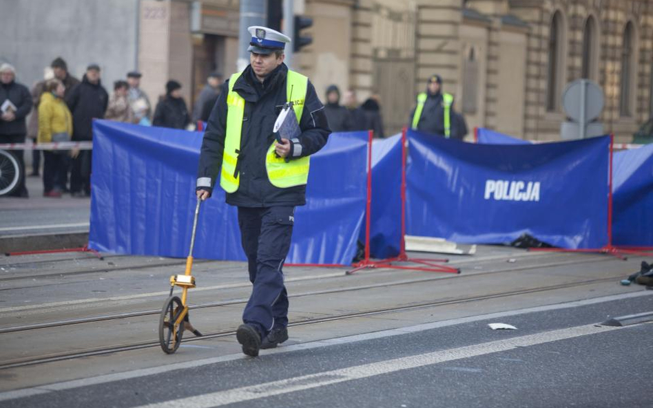 Kłopot ze znalezieniem lekarza do wystawienia karty zgonu wynika z przestarzałych przepisów.