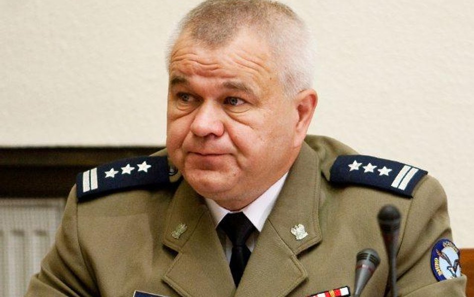 Gen. Matusik twierdzi, że chciał zmienić kontrowersyjny przepis, ale nie zgodziły się na to związki 