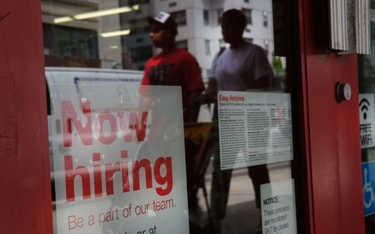 W czerwcu w USA przybyły 224 tysiące miejsc pracy. Oferty zatrudnienia pojawiają się w centrach hand