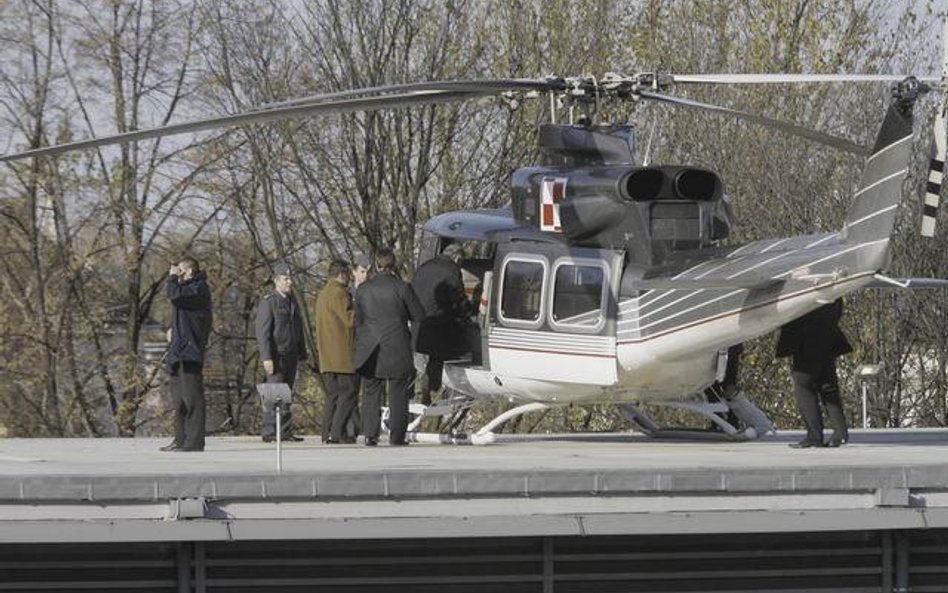 Listopad 2007. Prezydent Lech Kaczyński z małżonką udają się w podróż śmigłowcem obsługiwanym przez 