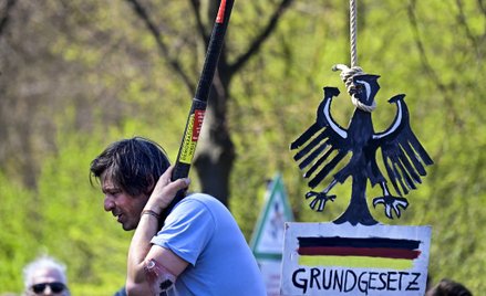 Niemcy: Przeciwnicy lockdownu starli się z policją