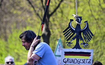 Niemcy: Przeciwnicy lockdownu starli się z policją