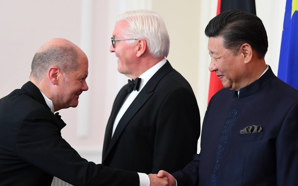 Olaf Scholz (L) i Xi Jinping (P)