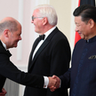 Olaf Scholz (L) i Xi Jinping (P)