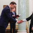 Andrzej Duda wręcza Julii Przyłębskiej nominację na stanowisko prezes Trybunału Konstytucyjnego.