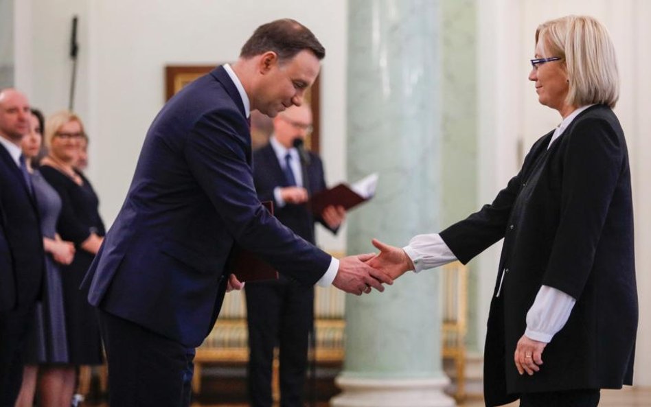 Andrzej Duda wręcza Julii Przyłębskiej nominację na stanowisko prezes Trybunału Konstytucyjnego.