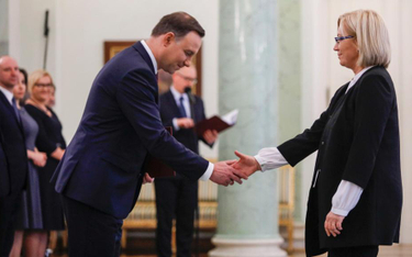 Andrzej Duda wręcza Julii Przyłębskiej nominację na stanowisko prezes Trybunału Konstytucyjnego.