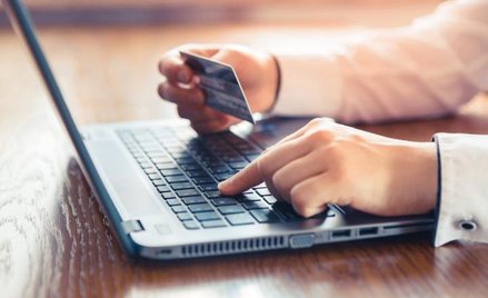 Zakupy spożywcze w internecie można zrobić bez ruszania się z kanapy i bez kolejek.