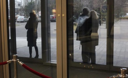 Przerwy na palenie w czasie pracy niektóre samorządy każą odpracować po godzinach