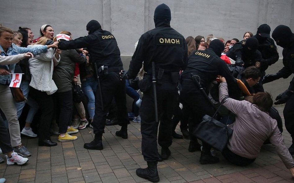 OMON od ponad miesiąca pacyfikuje protesty w kraju