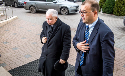 Prezes PiS Jarosław Kaczyński (L) i wiceprezes PZU Andrzej Jaworski (P) w drodze na konferencję "Odp