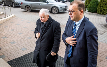 Prezes PiS Jarosław Kaczyński (L) i wiceprezes PZU Andrzej Jaworski (P) w drodze na konferencję "Odp