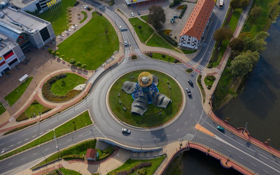 Objeżdżanie ronda prawym pasem pogarsza płynność ruchu