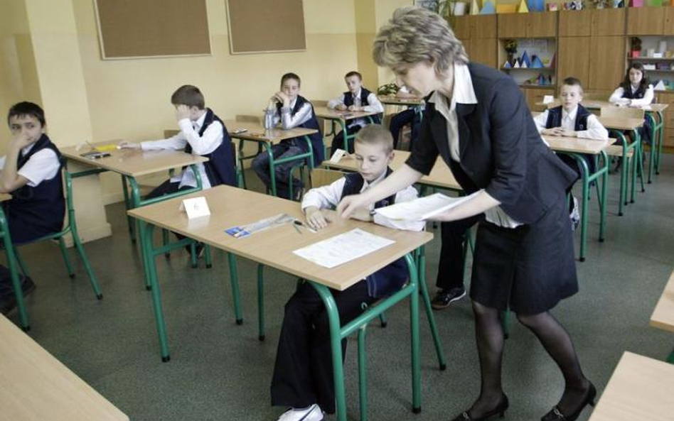 Szkoła prywatna może przyjąć belfra na zlecenie