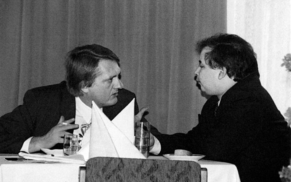 Sławomir Siwek i Jarosław Kaczyński w kuluarach Sejmu; „w pogoni za władzą...”. listopad 1991 r. Fot