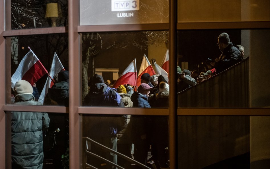 Manifestacja w "obronie mediów publicznych" przed siedzibą TVP Lublin na ul. Raabego w Lublinie