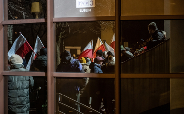 Manifestacja w "obronie mediów publicznych" przed siedzibą TVP Lublin na ul. Raabego w Lublinie