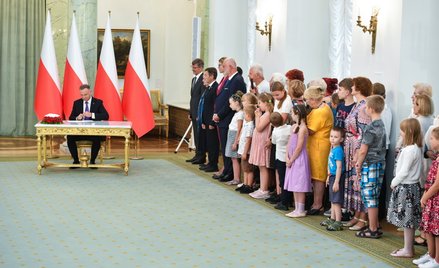 Prezydent  Andrzej Duda podczas uroczystości podpisania ustawy o zmianie ustawy o świadczeniach opie