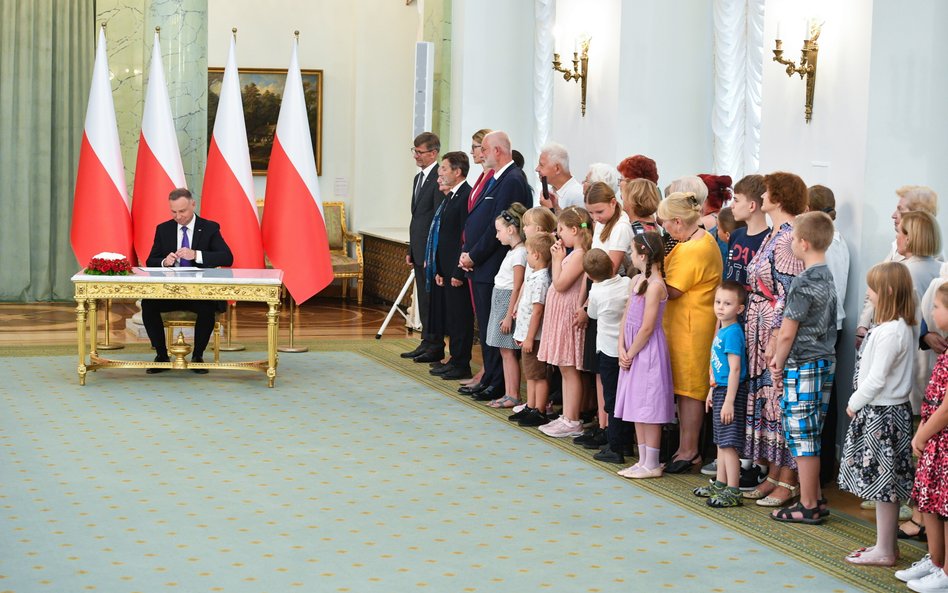 Prezydent  Andrzej Duda podczas uroczystości podpisania ustawy o zmianie ustawy o świadczeniach opie