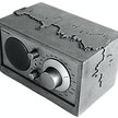 Radio i żyrandol. Surowy design Tove Adman. Projektantka tworzy z betonu, aluminium i drutu kolczast