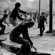 Młodzi katolicy wyrywali kostkę brukową i ciskali nią w policjantów. Na zdjęciu: zamieszki w Belfaśc