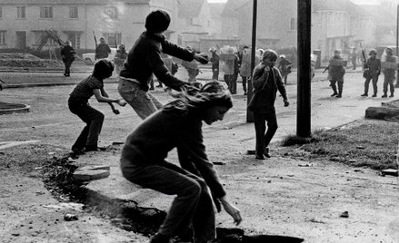 Młodzi katolicy wyrywali kostkę brukową i ciskali nią w policjantów. Na zdjęciu: zamieszki w Belfaśc