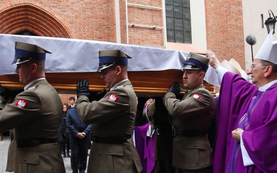 W ostatniej drodze Tadeuszowi Mazowieckiemu towarzyszyło kilkudziesięciu biskupów, m.in. abp Henryk 