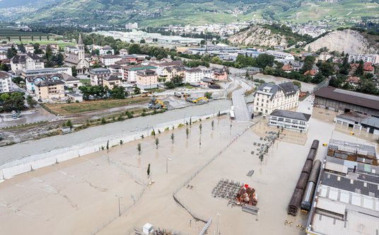 Szwajcarski zakład Constellium podczas czerwcowej powodzi.