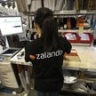 Zakupy na Zalando i AboutYou nieznacznie w górę. Pomogły używane rzeczy